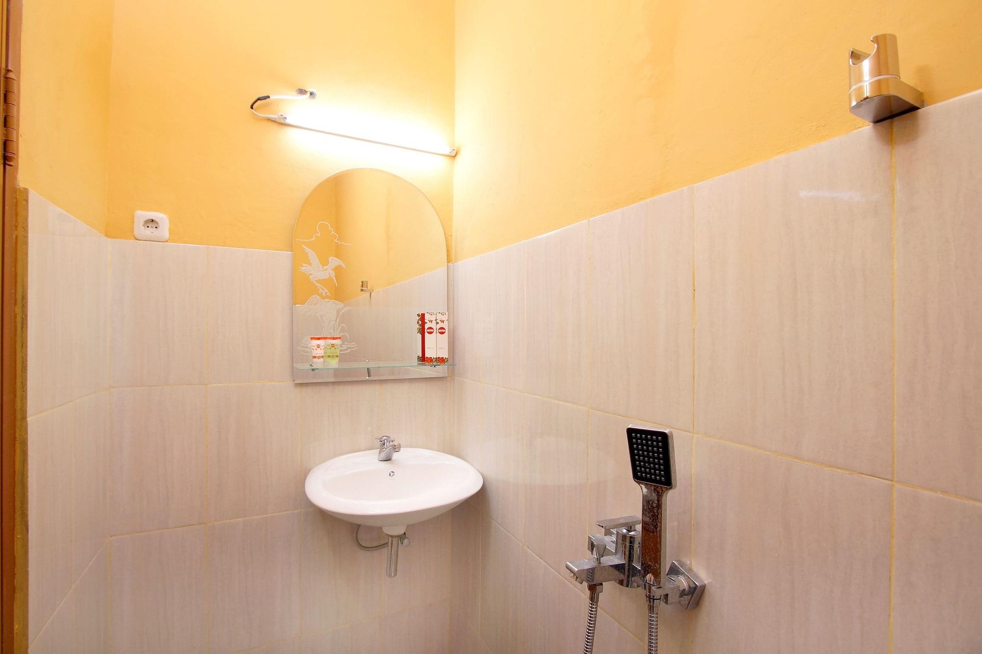 Oyo 347 Bayang Brothers Guest House Maguwo Экстерьер фото